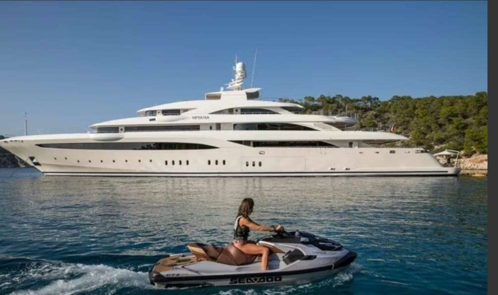 Bodrum’da 1.5 Milyon TL’lik Hesap: Paris Dragnis’in Süper Yatı Yalıkavak Marina’da 1